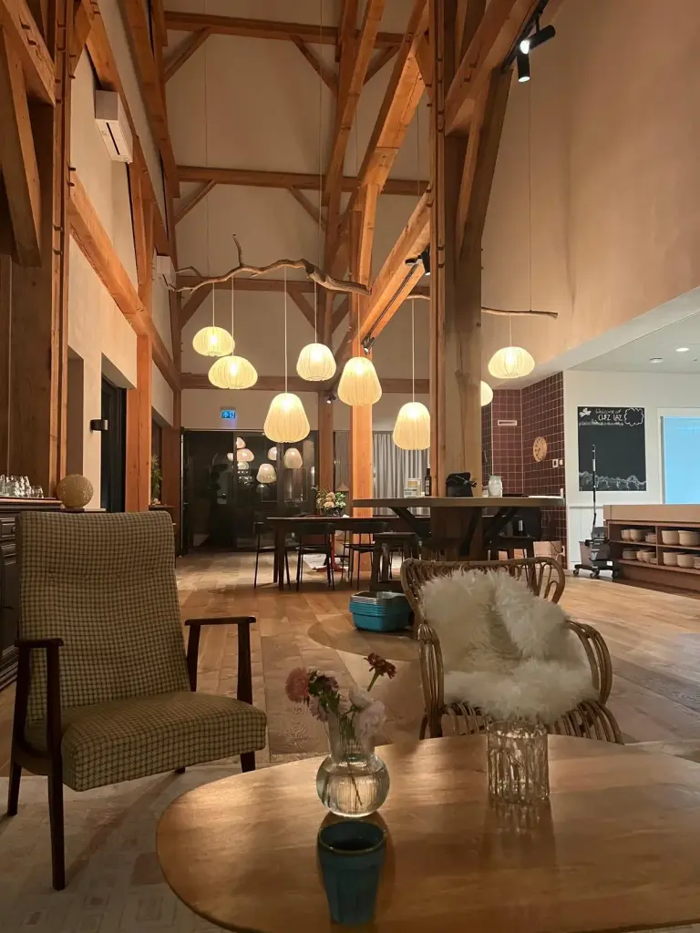 Retraitecentrum Land aan zee in Zeeland nabij Burgh-Haamstede, zaal binnen