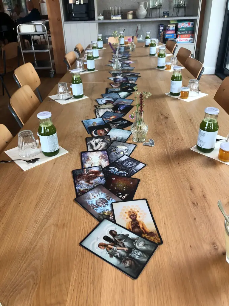 Retraitecentrum Land aan zee in Zeeland nabij Burgh-Haamstede, lange tafel