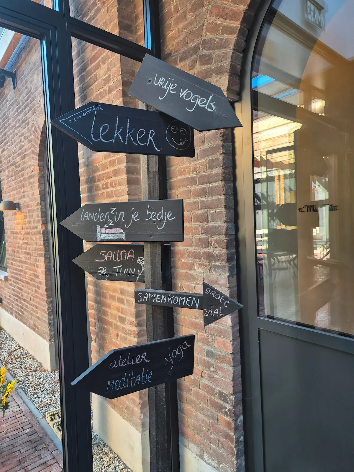 Retraitecentrum Land aan zee in Zeeland nabij Burgh-Haamstede, wegwijzerbordjes